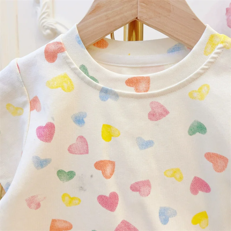 Conjunto niña de verano con corazón: camiseta y pantalón corto - imagen 3