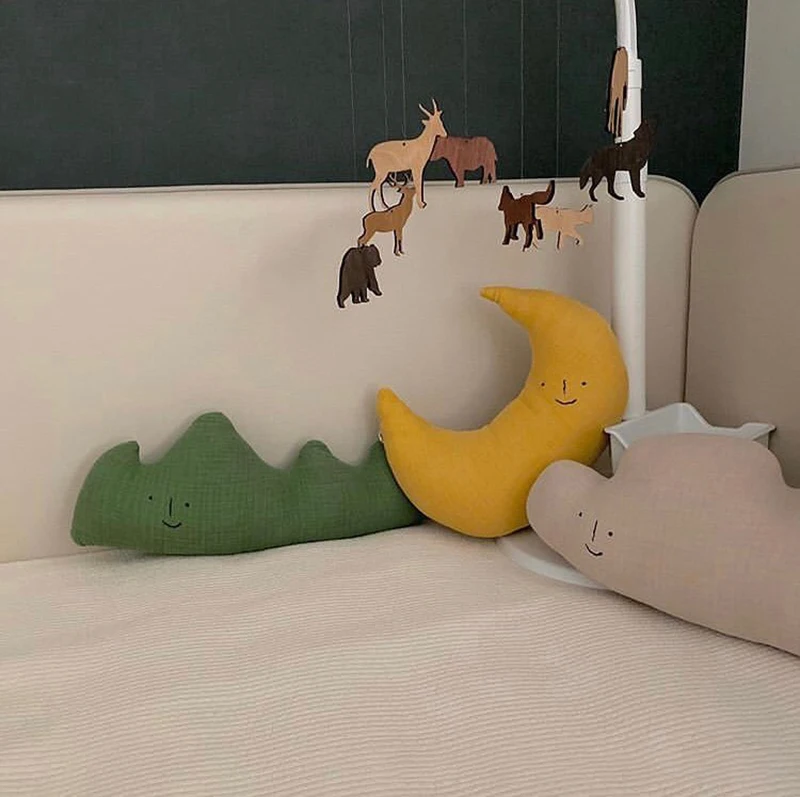 Almohada forma pera amarilla bordada con letras