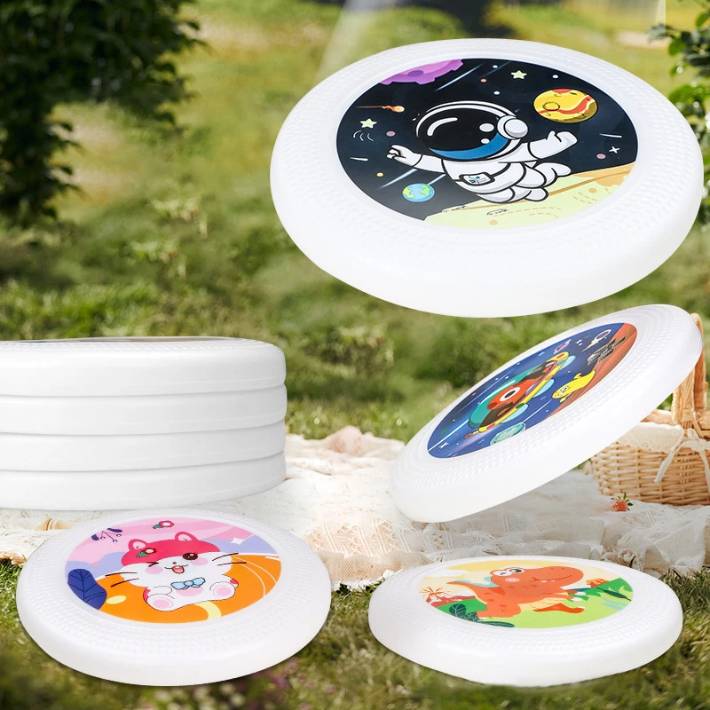 Niño lanzando el frisbee luminoso de silicona en el parque