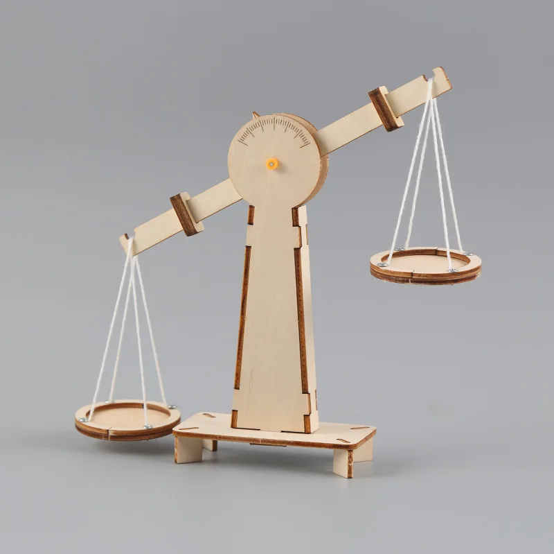 Escala equilibrada con objetos symmetric en ambos brazos