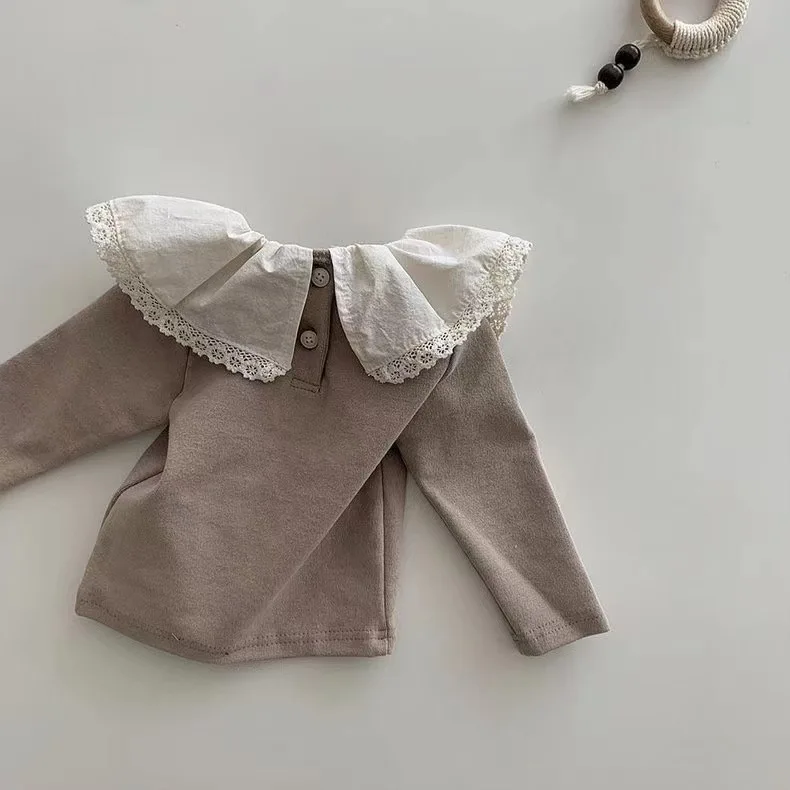 Camiseta infantil floral combinada con diferentes prendas