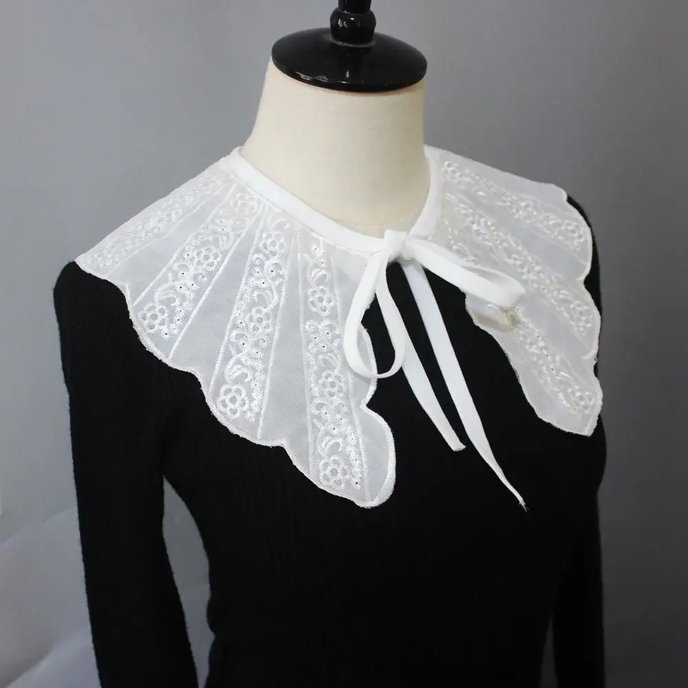 Vista frontal del collar falso estilo coreano desmontable para mujer