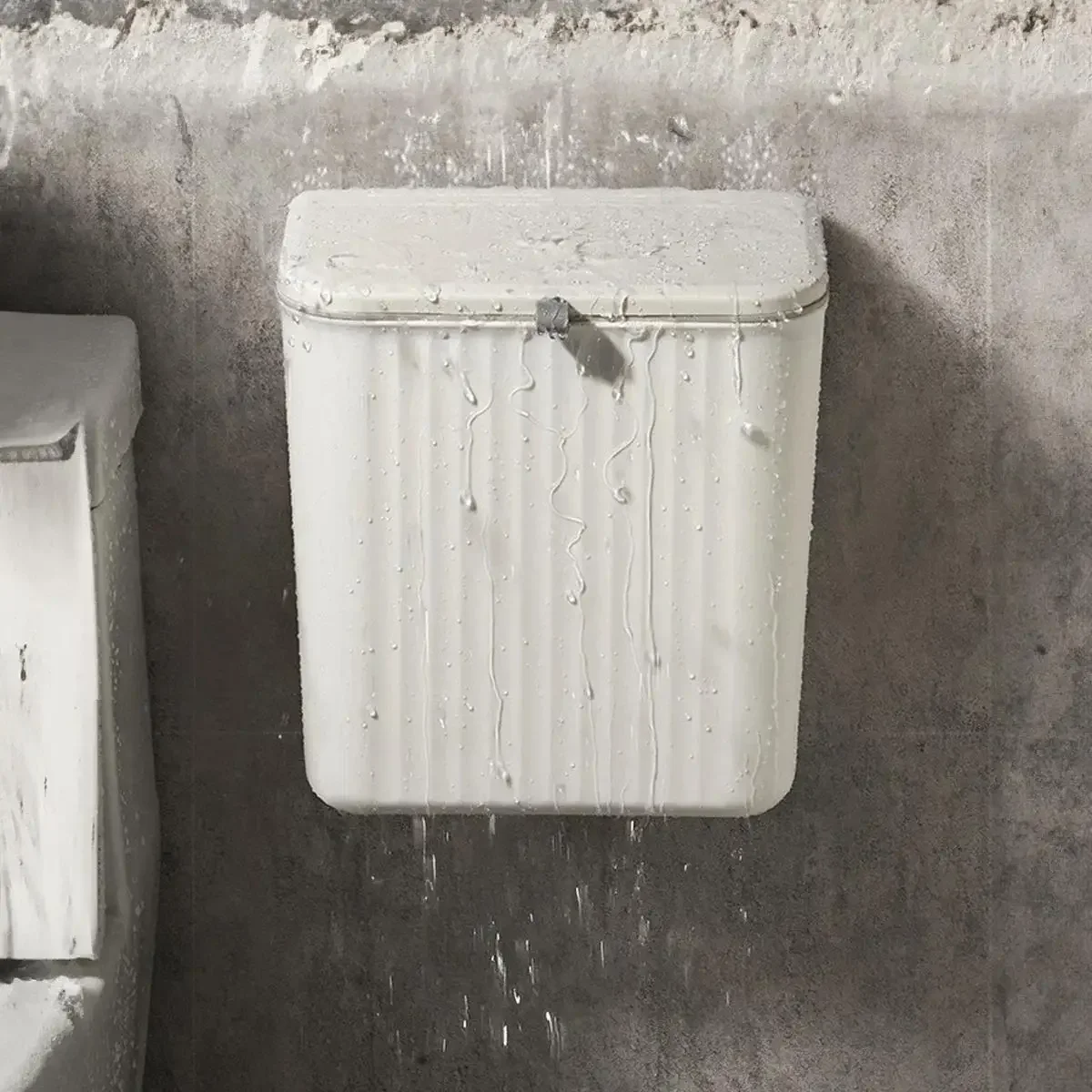 Cubo de basura mural blanco en cocina