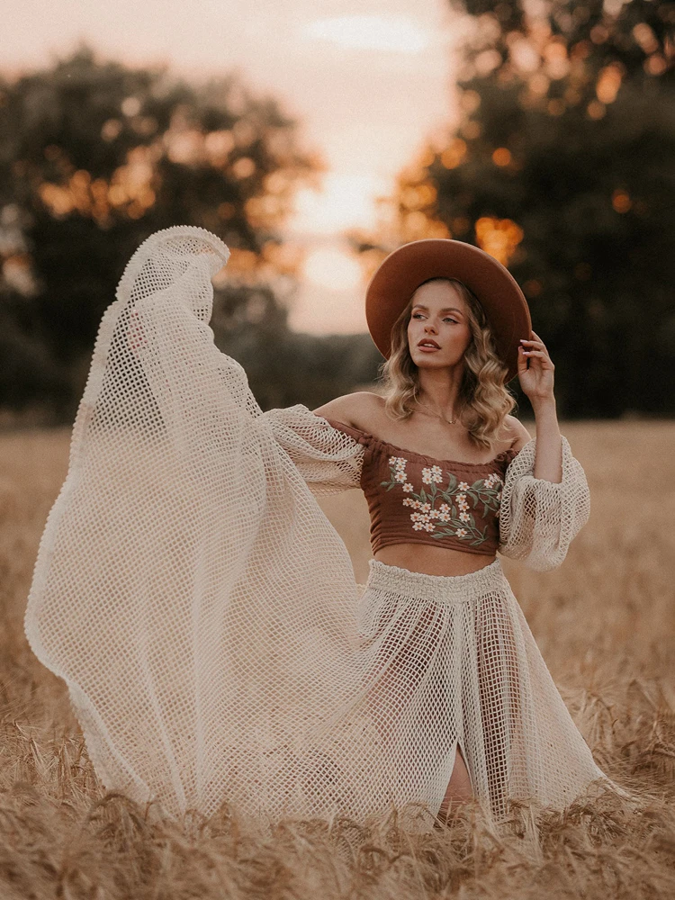 Conjunto de maternidad bohemio con top bordado y falda maxi elegante