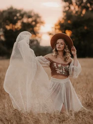 Conjunto de maternidad bohemio con top bordado y falda maxi elegante