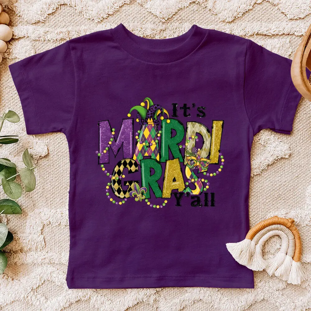 Modelo infantil mostrando la camiseta