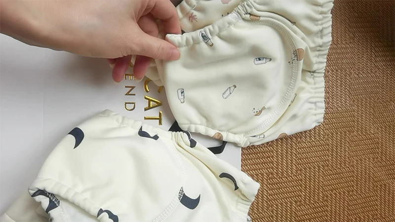 Pantalones de aprendizaje con estampado vegetal