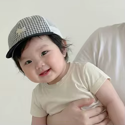 Gorra béisbol infantil protección solar a cuadros con bordado pony