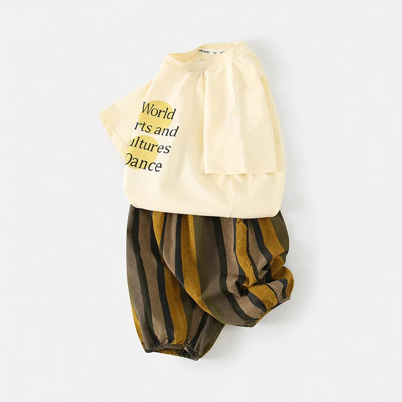 Ropa de verano para niño pequeño: camisetas y pantalones a rayas