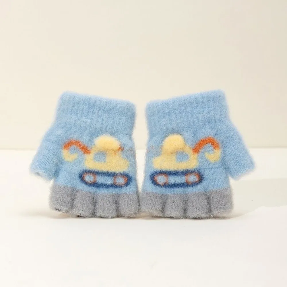 Niño usando los guantes cálidos de invierno