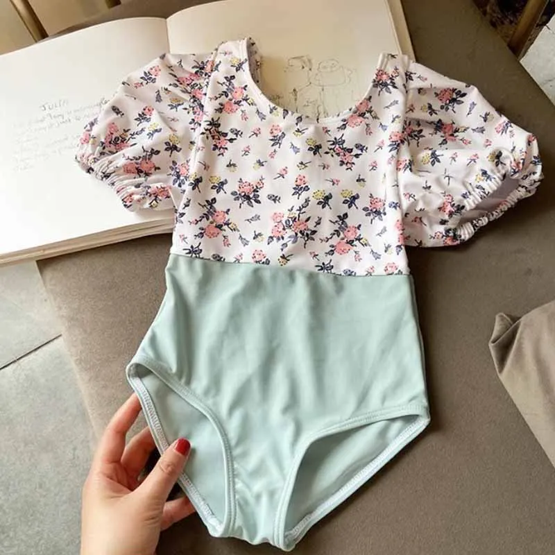 Bañador una pieza floral con lazo para niña