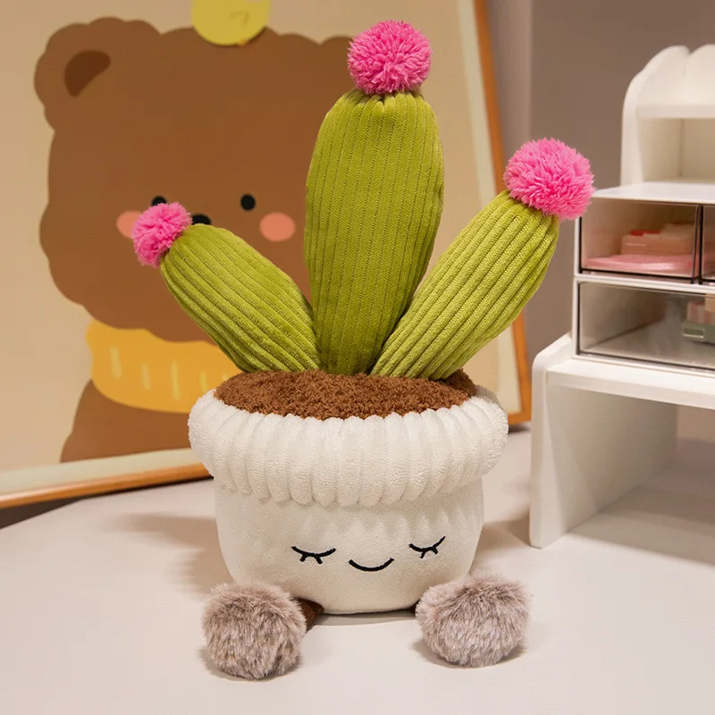 Detalle del peluche con plantas verdes y floración