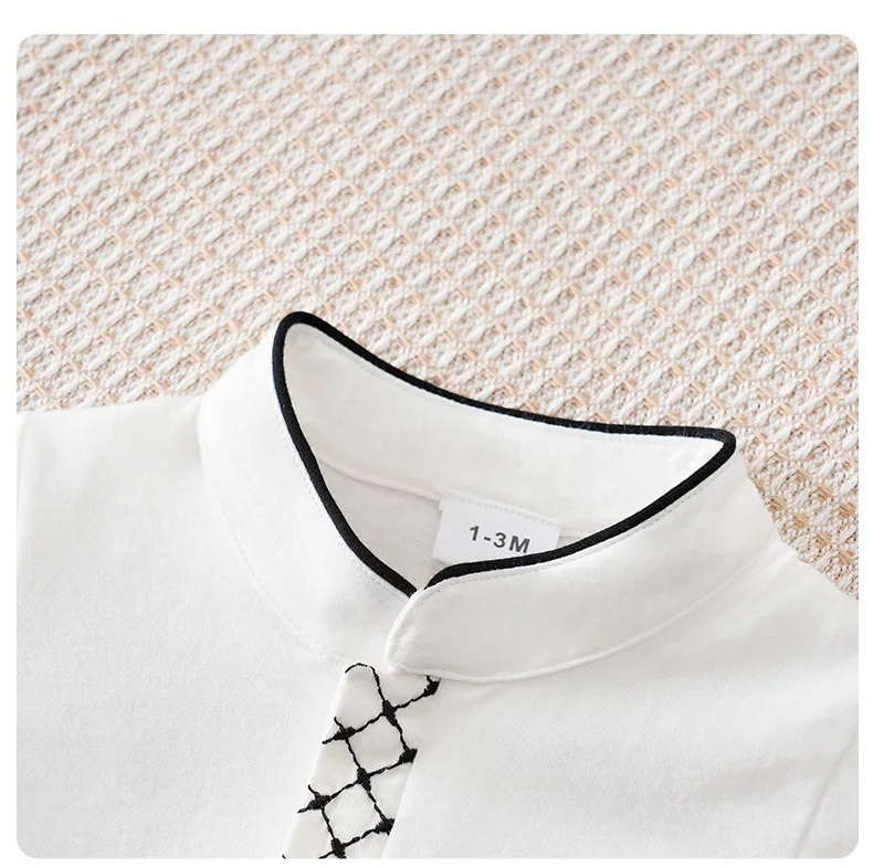 Look de bebé con mono blanco de manga corta para vestir en ocasiones especiales