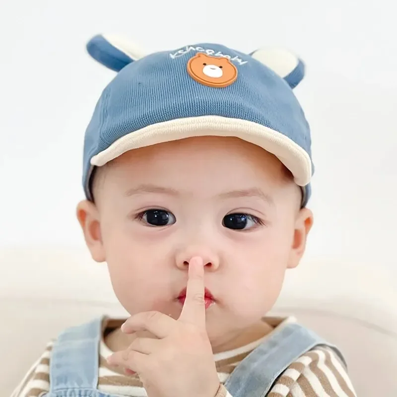 Gorro con visera y orejas de oso en estilo infantil