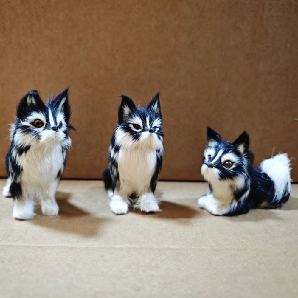 Peluche de lobo grande blanco y negro, cola y ojos expresivos - imagen 3