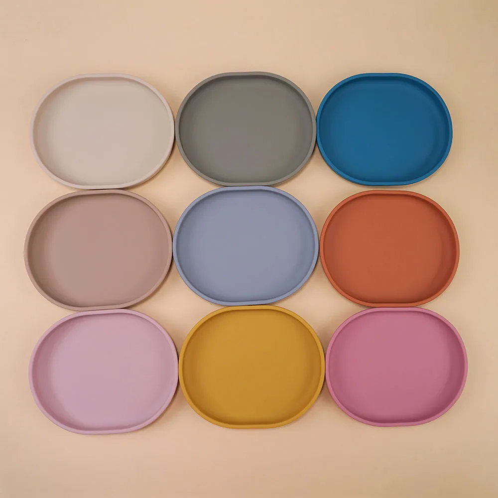 Plato de silicona con cara sonriente en color rosa