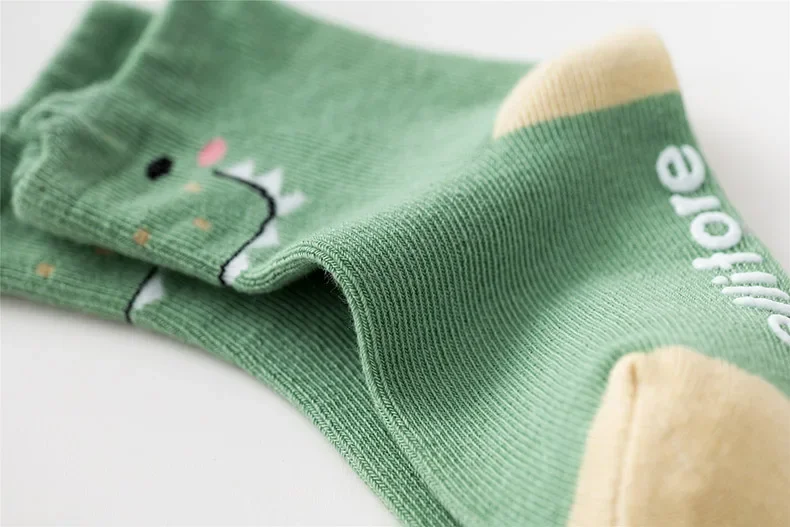Calcetines antideslizantes ideales para primeros caminantes en casa