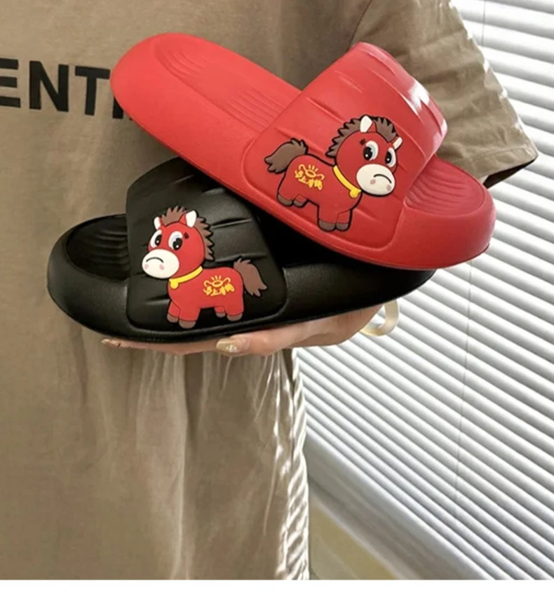 Detalle del diseño de poni en las pantuflas