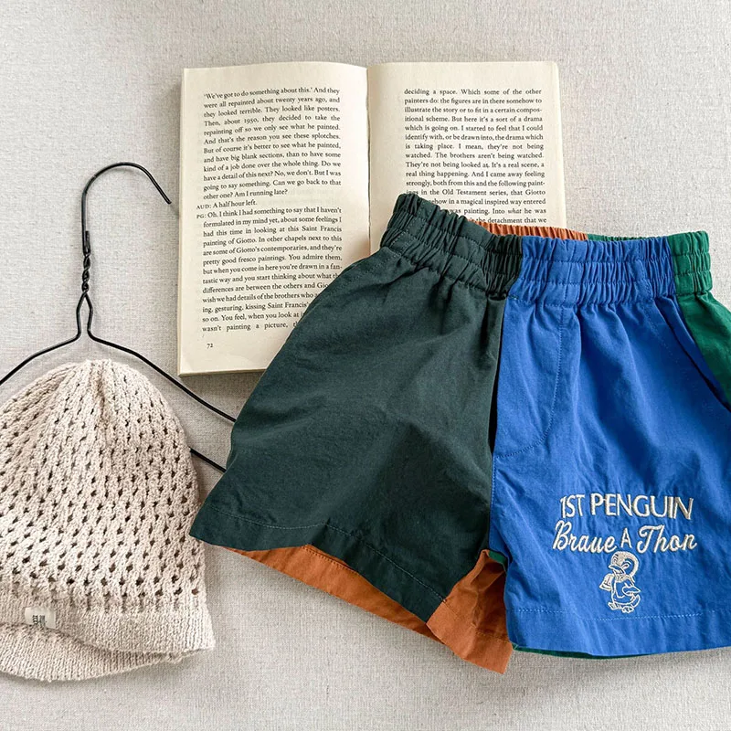 Vista del diseño en bloques de color en pantalones cortos infantiles
