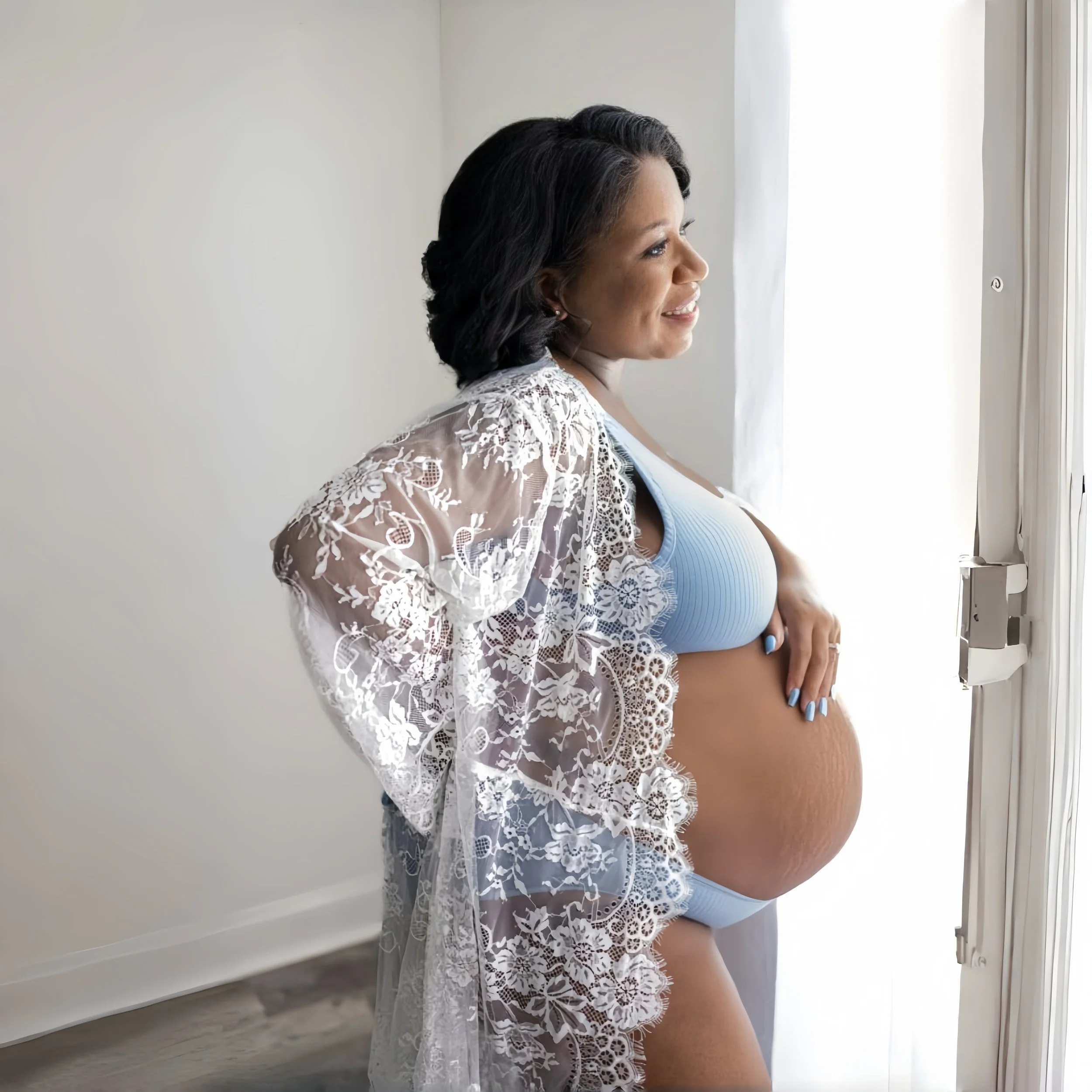 Vestido de maternidad largo con encaje blanco para sesiones - imagen 4
