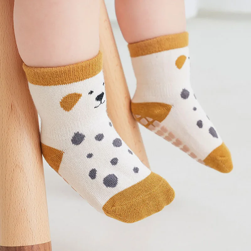 Calcetines de suelo cómodos para niños pequeños