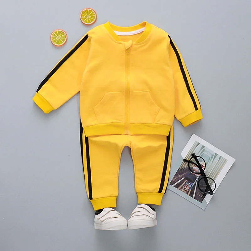 Conjunto rosa y amarillo en ambiente exterior