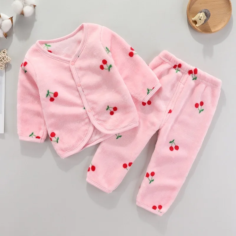 Chaqueta y pantalón en tono gris con estampado de ositos
