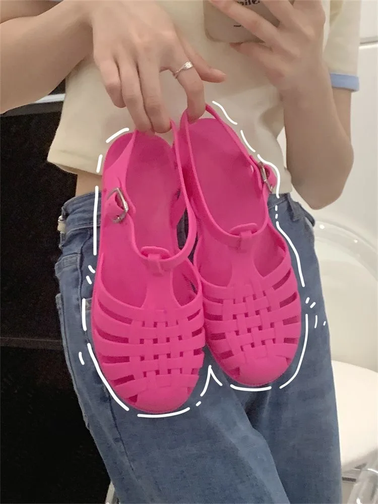 Sandalias romanas combinadas con outfit veraniego