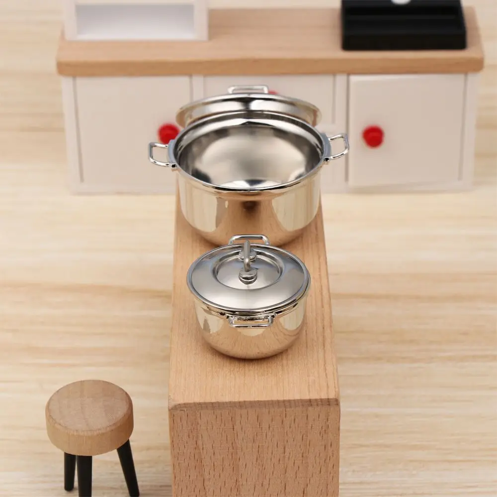 Ollas combinadas con otros utensilios de cocina en miniatura