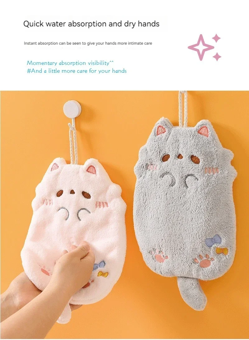 Toalla colgante lista para usar en el baño