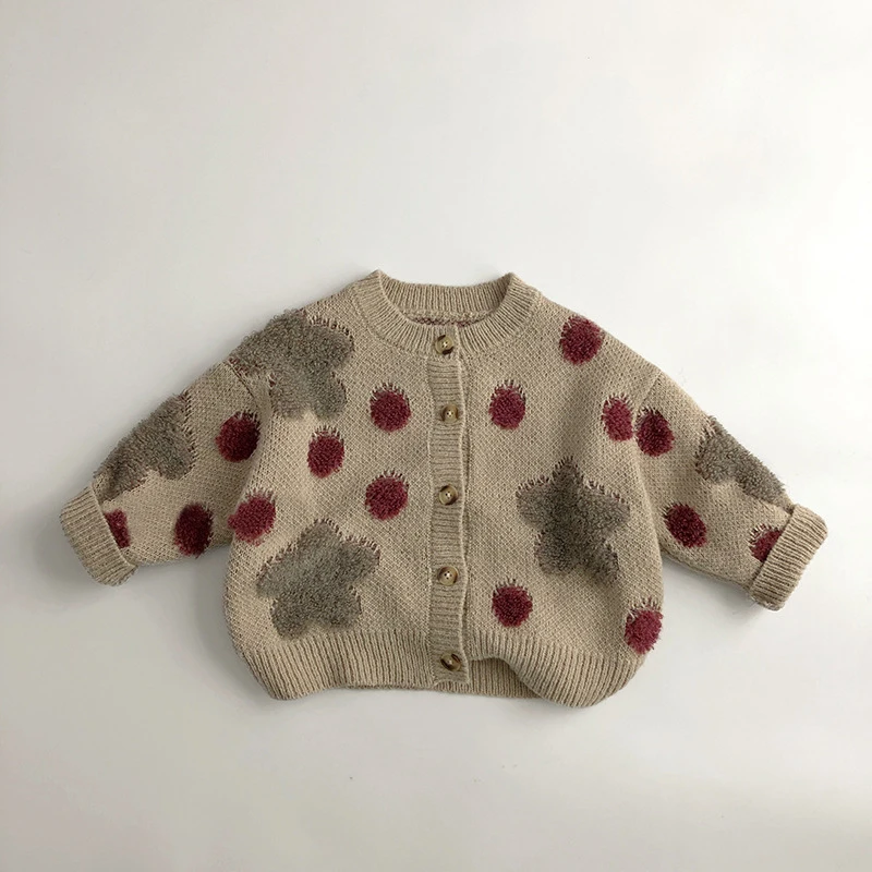 Niña con cárdigan coreano de punto