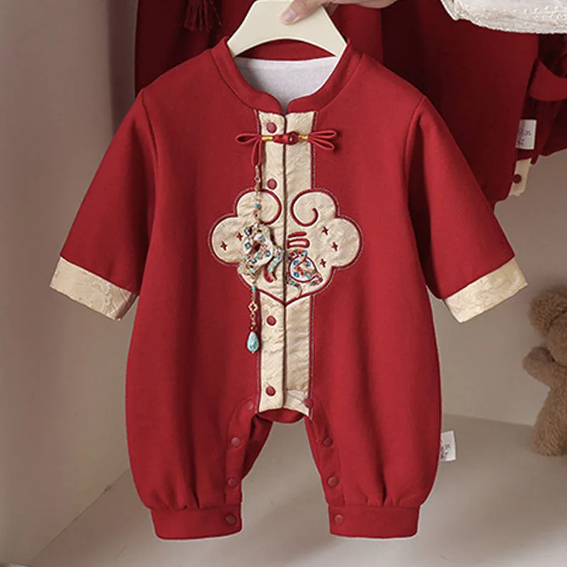 Mono bebé de otoño bordado estilo oriental rojo cálido