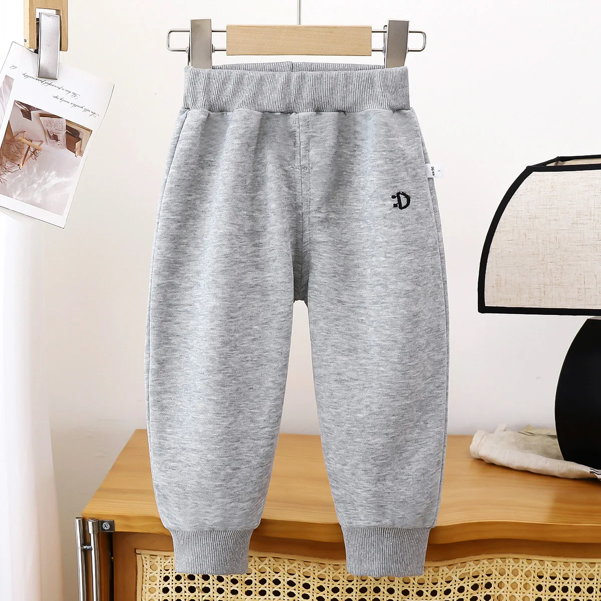 Pantalones deportivos de tela con bandas elásticas para niños - imagen 3