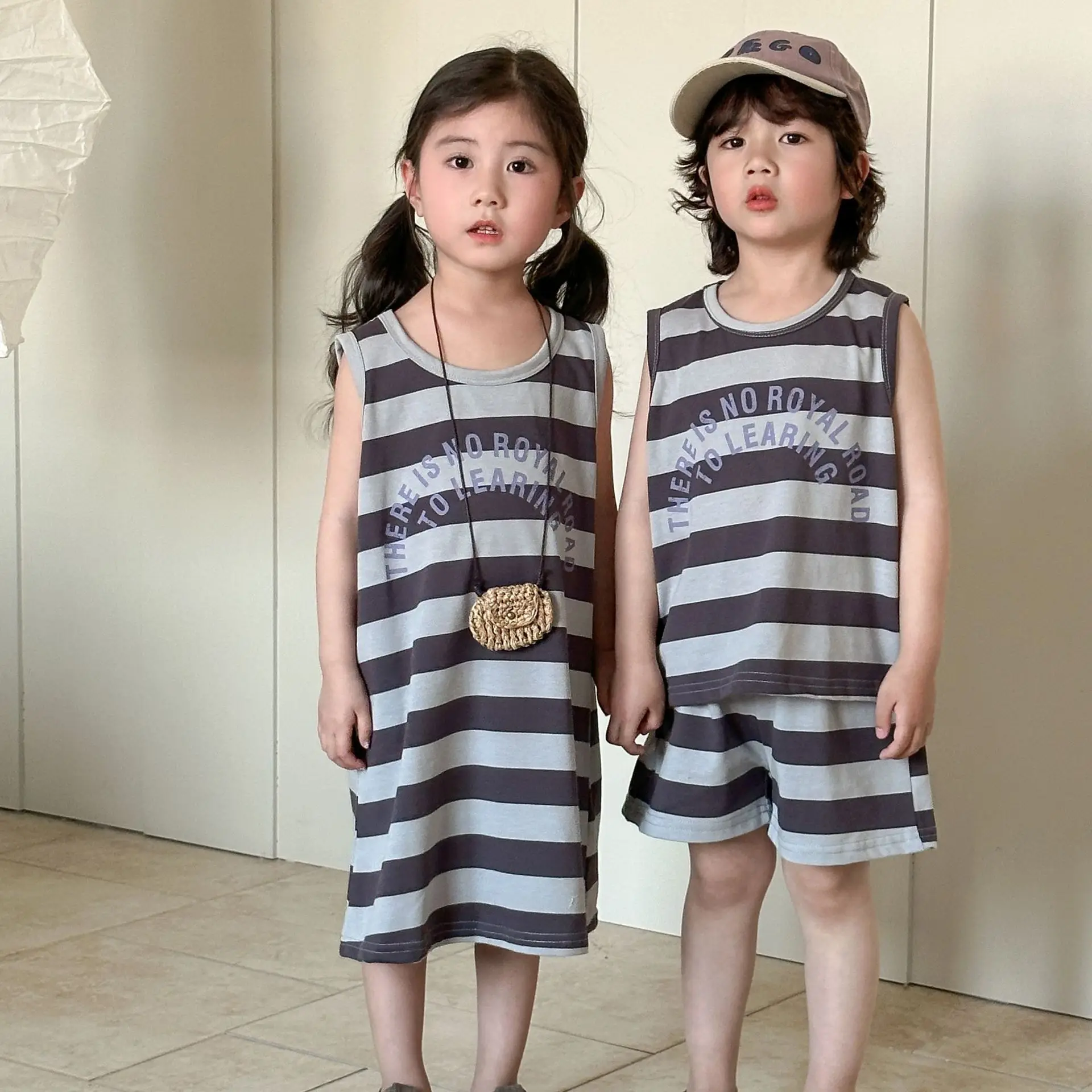 Conjunto deportivo de verano a rayas para niñas con chaleco