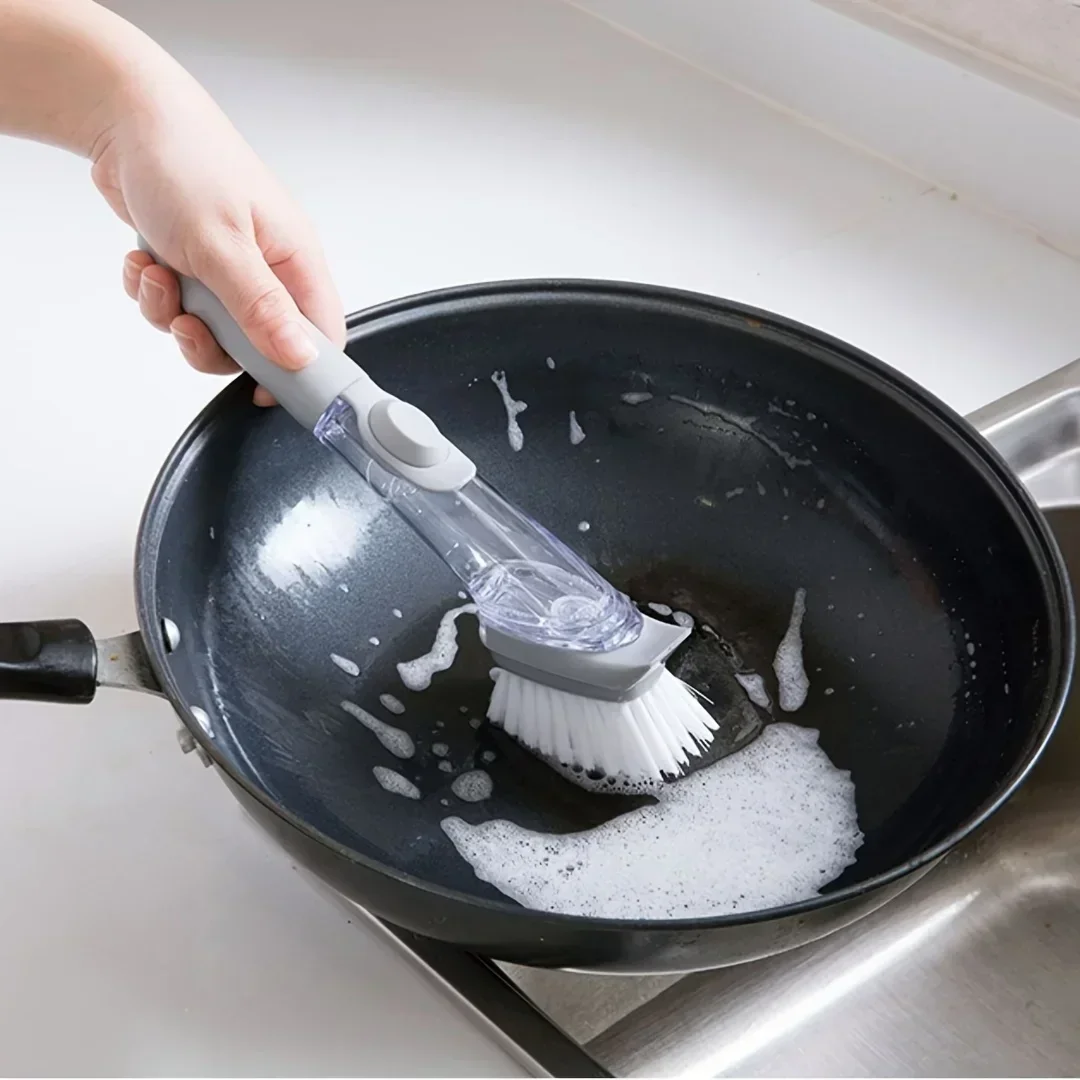 Cepillo en uso sobre una olla
