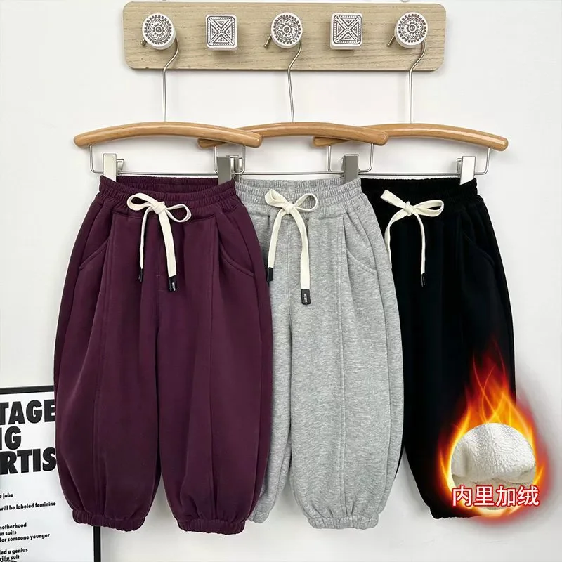Niñas con pantalones de chándal acolchados en invierno