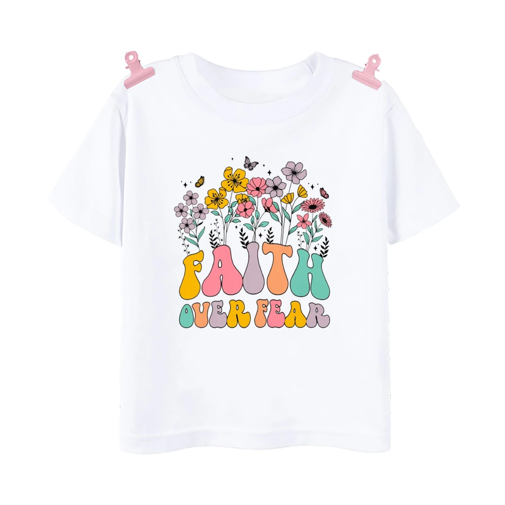 Niña usando la camiseta en verano