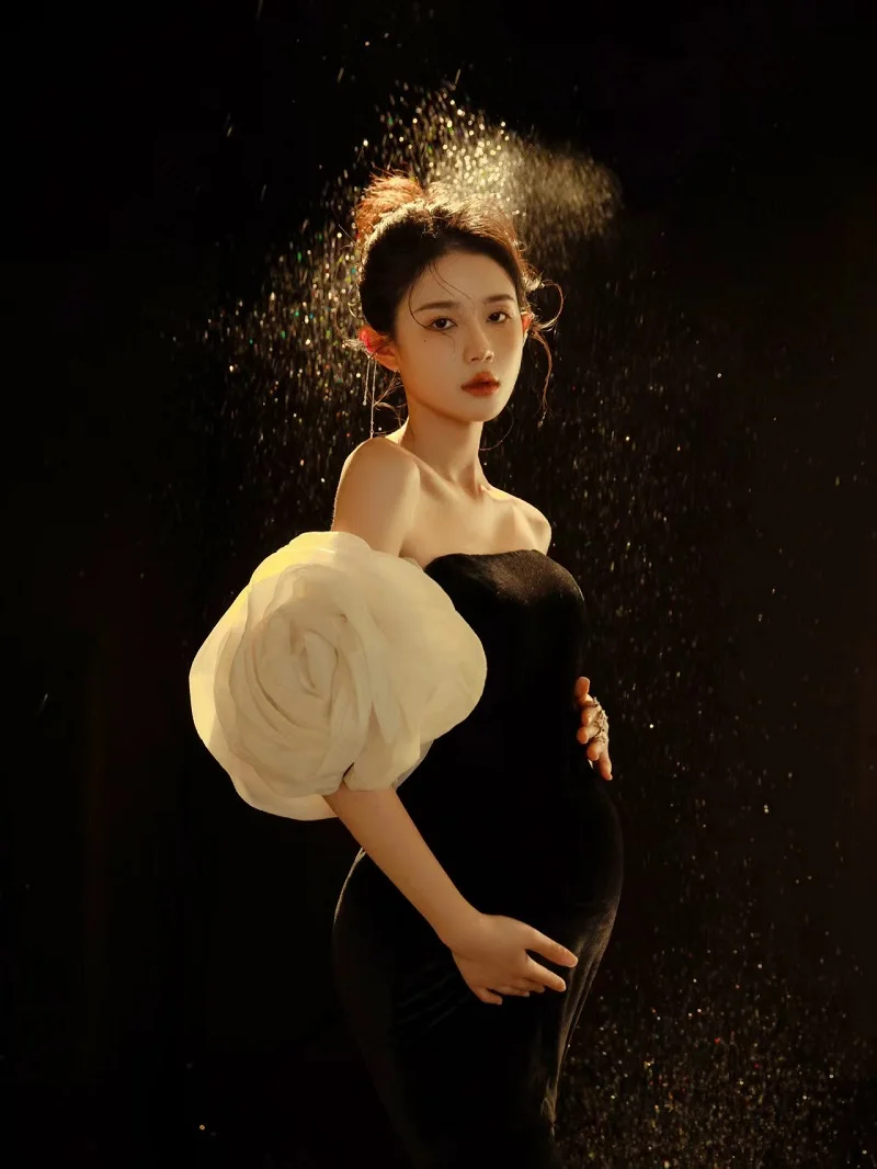 Vestido de maternidad elegante con hombros descubiertos y volantes - imagen 4