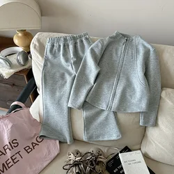 Conjunto deportivo bebé niña con chaqueta y pantalón acampanado