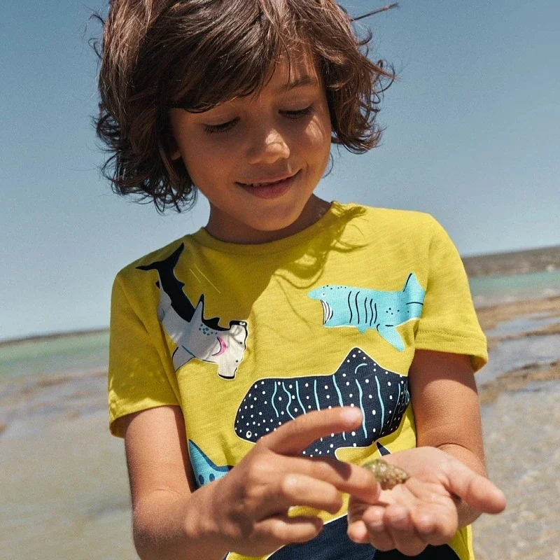 Modelo infantil llevando la camiseta