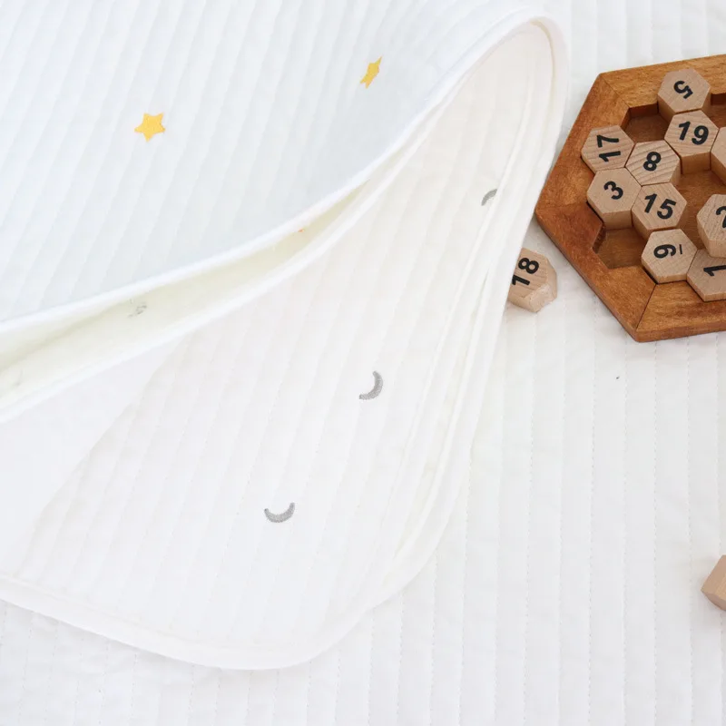 Sábana de cuna acolchada algodón con bordado osito, estrella y luna - imagen 3