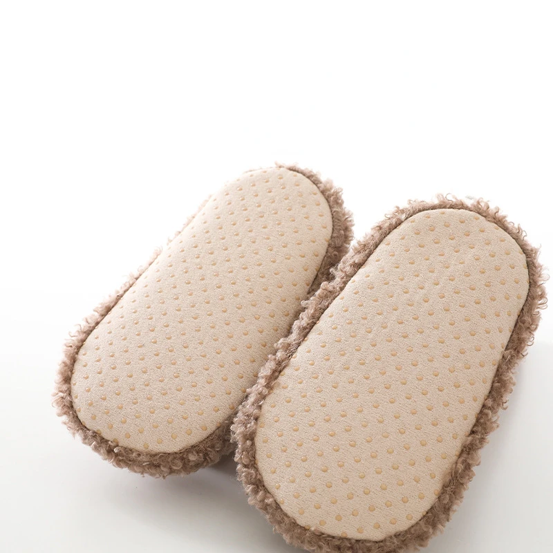 Calcetines antideslizantes para bebé en uso