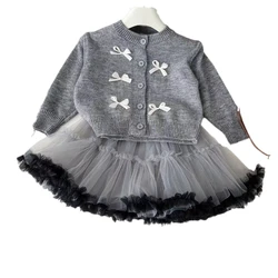 Conjunto de punto para niña con cárdigan y falda de gasa