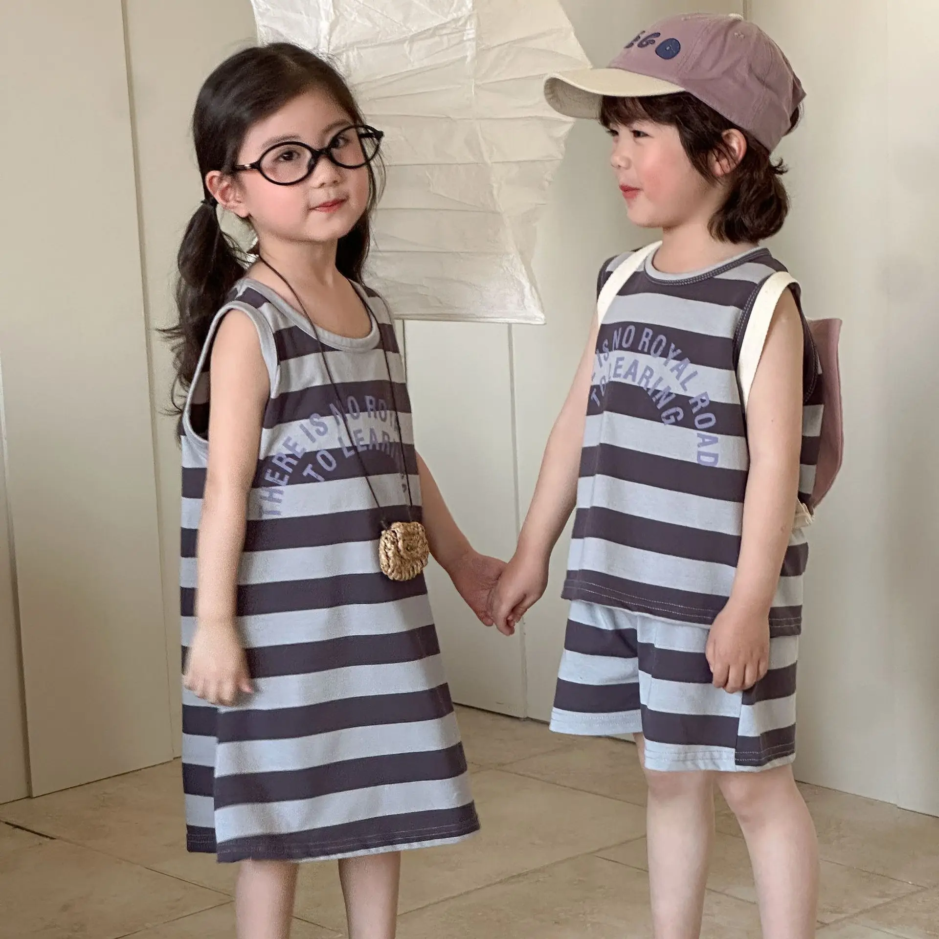 Conjunto deportivo de verano a rayas para niñas con chaleco - imagen 4