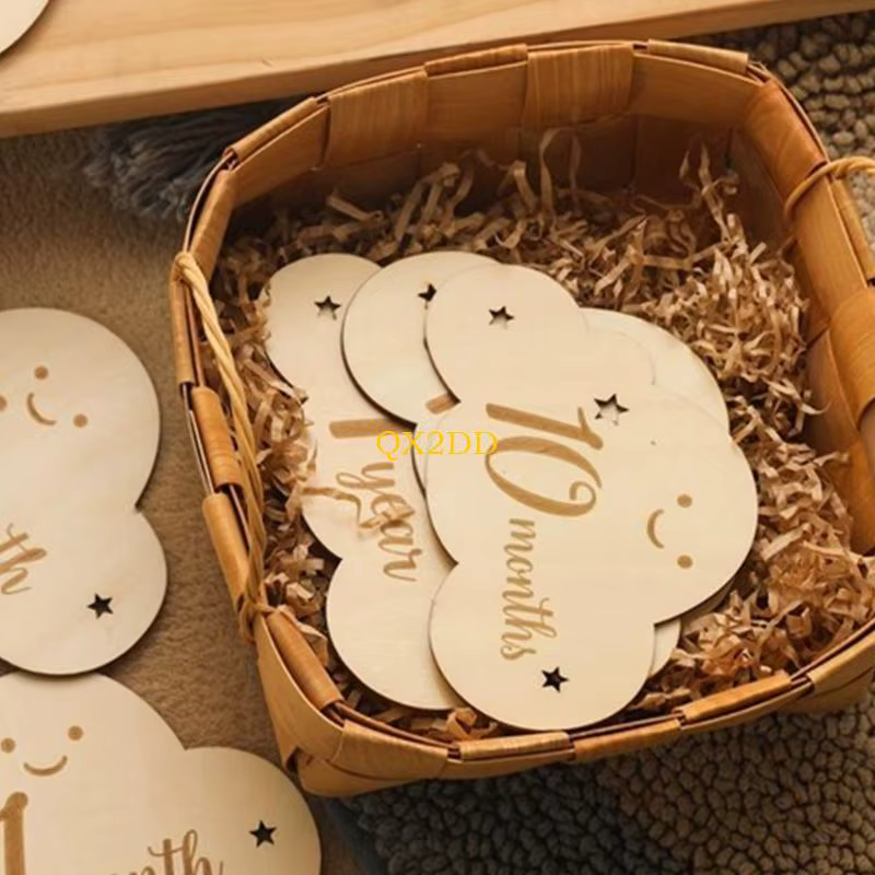 Tarjetas de madera con diseño de nube para marcar el crecimiento del bebé