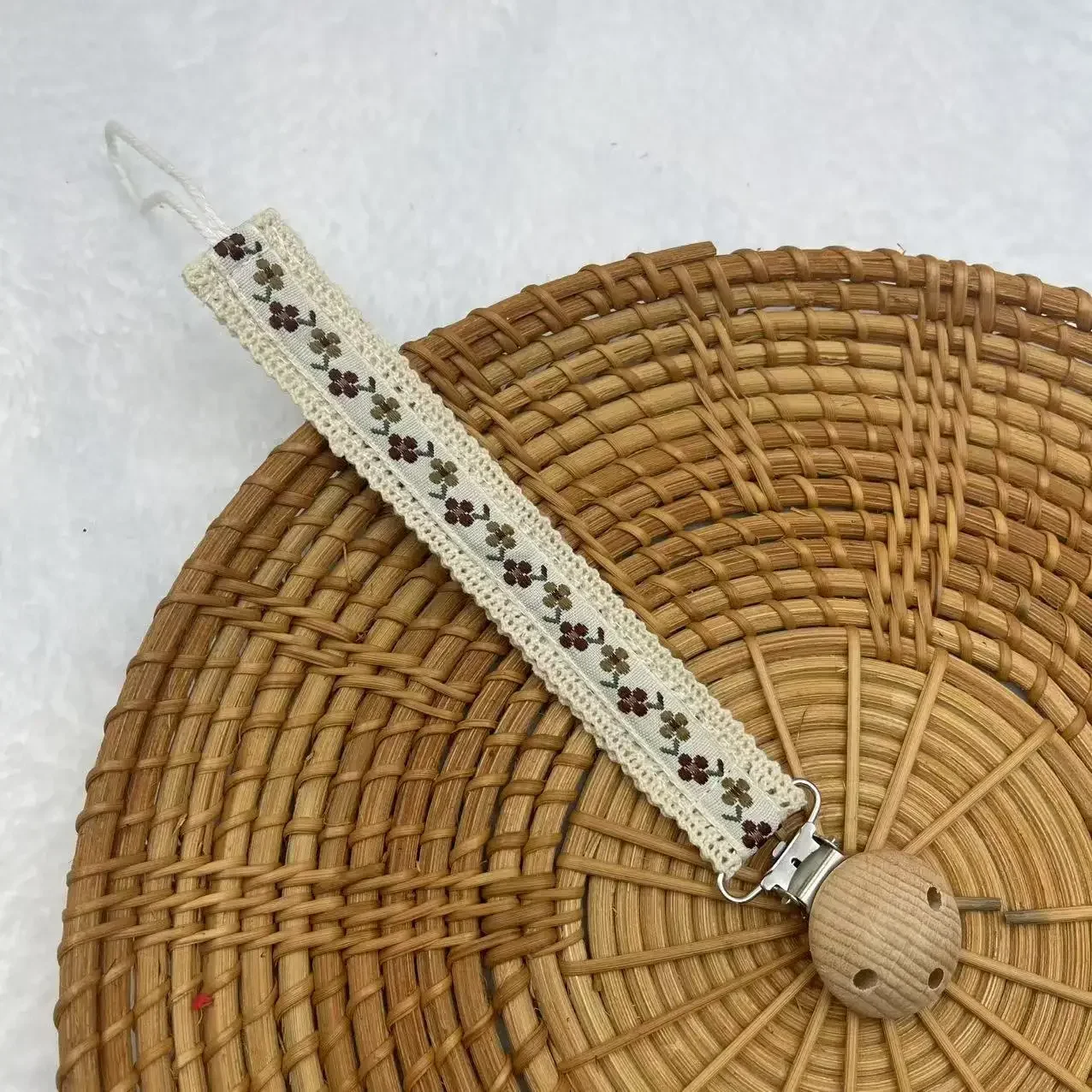 Cadena de chupete de madera con flores y bordado, mordedor - imagen 3