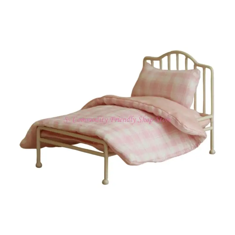 Detalle del edredón y almohada con acabados textiles