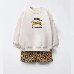 Conjunto infantil sudadera con capucha y pantalón corto manga larga