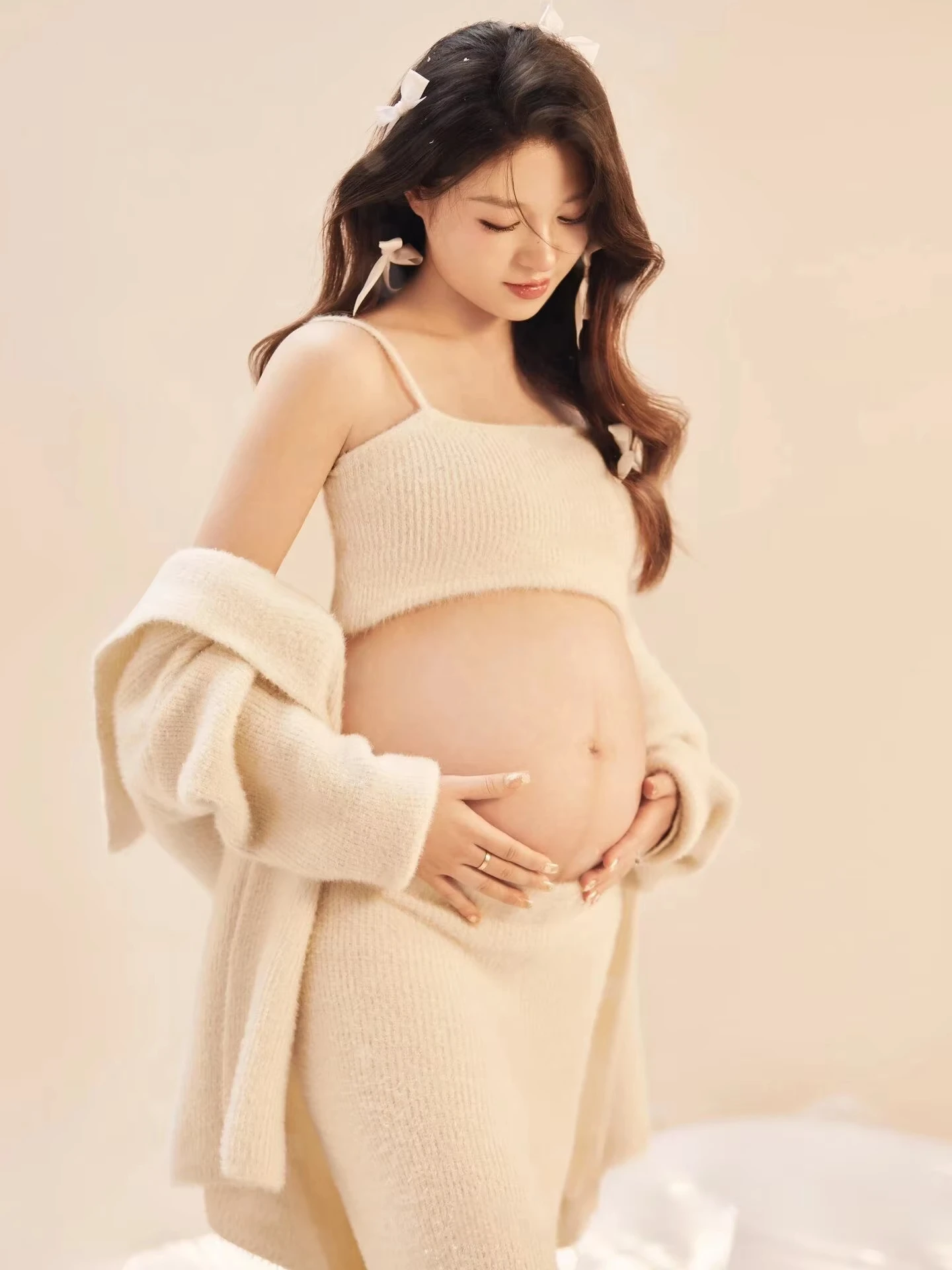 Conjunto de punto beige para sesión de fotos de maternidad - imagen 3