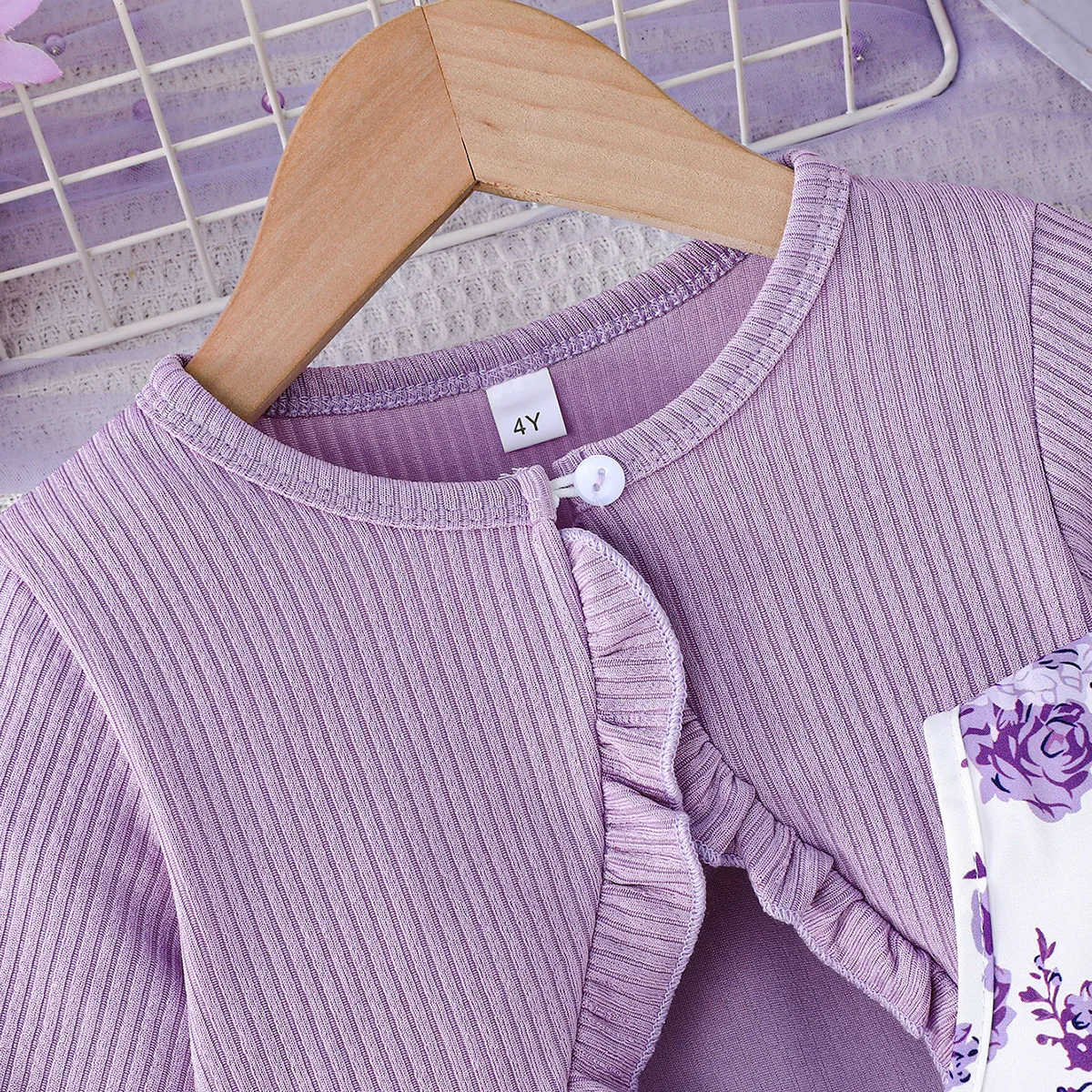 Detalle del estampado de flores del vestido de princesa